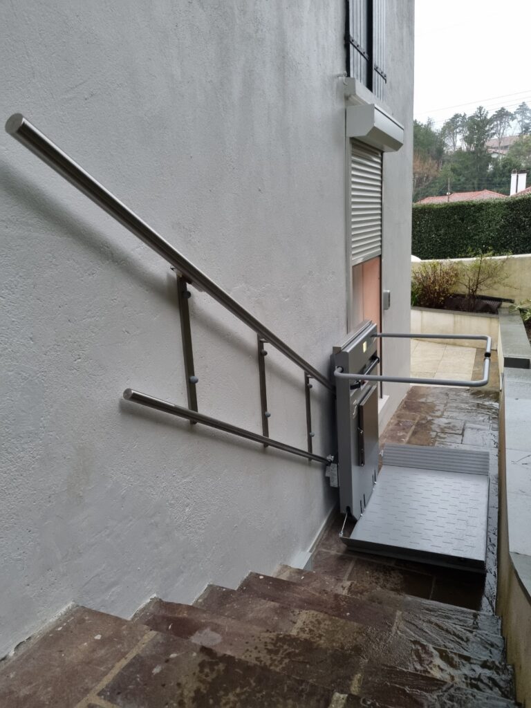 Plateforme monte-escaliers extérieure