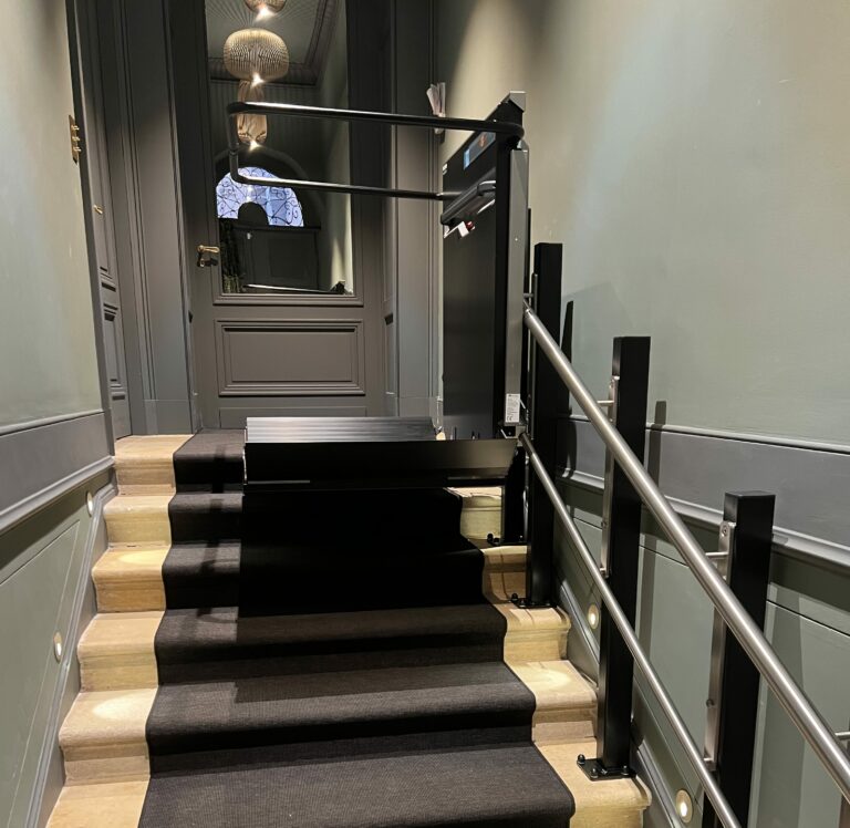 Plateforme monte-escaliers droite en intérieur à Bordeaux