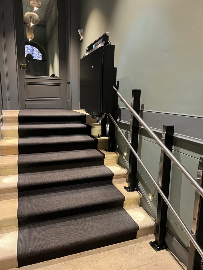 Plateforme monte-escaliers droite en intérieur à Bordeaux