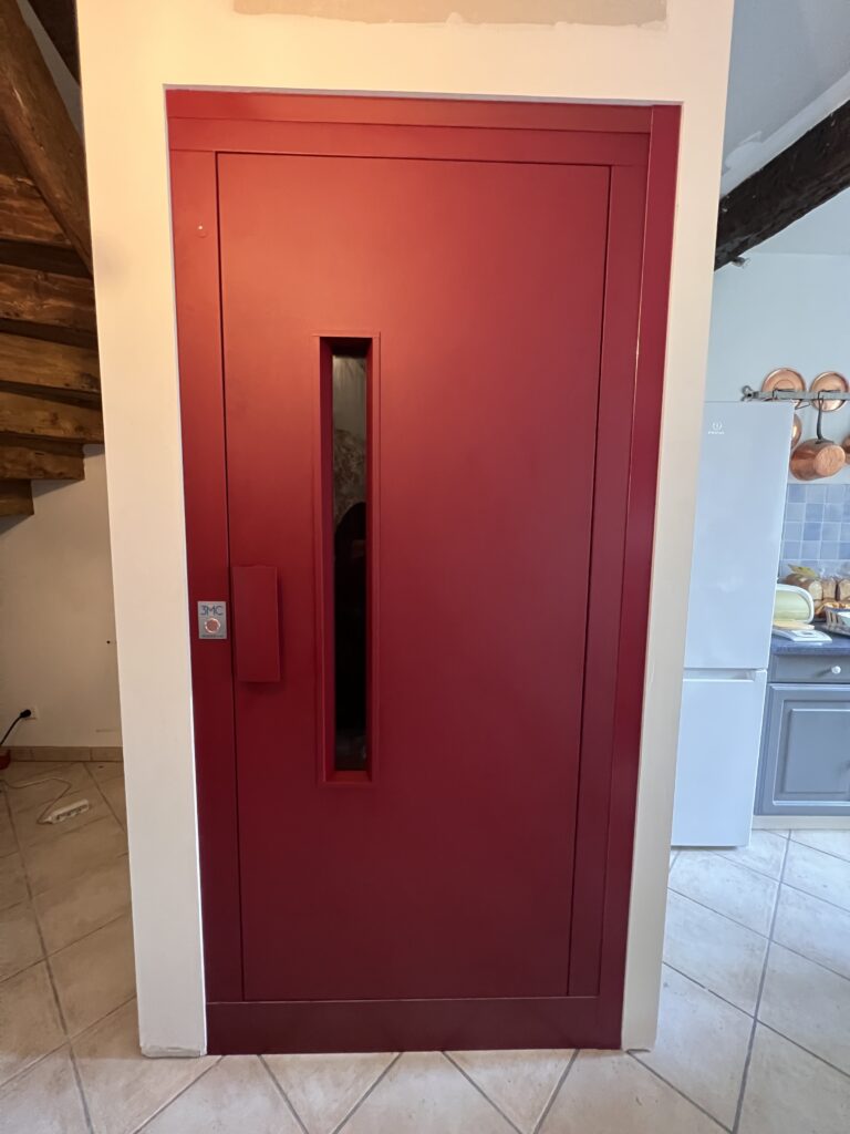 Ascenseur de maison 2 niveaux porte rouge