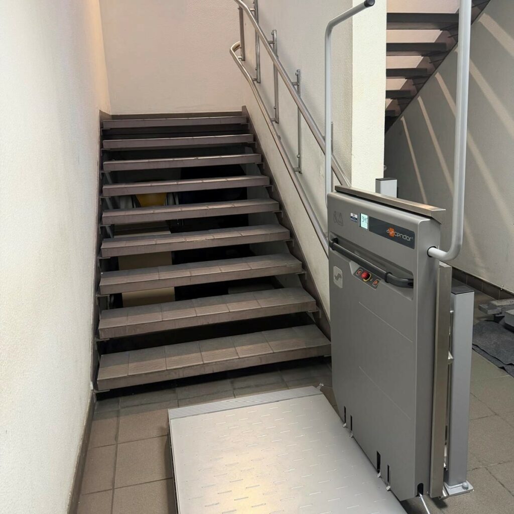 Installation d'une plateforme monte-escaliers à l'aéroport de Mérignac