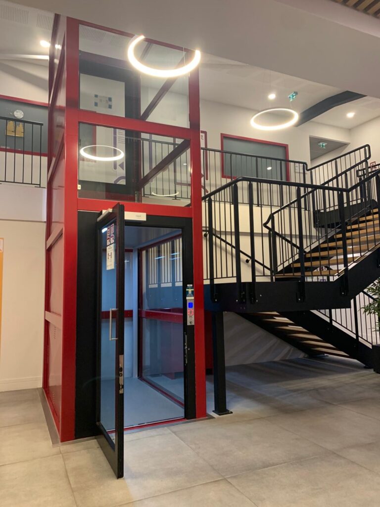 Technicien 3MC réalisant la maintenance d’un ascenseur 2 niveaux à la Maison de Santé de Biganos